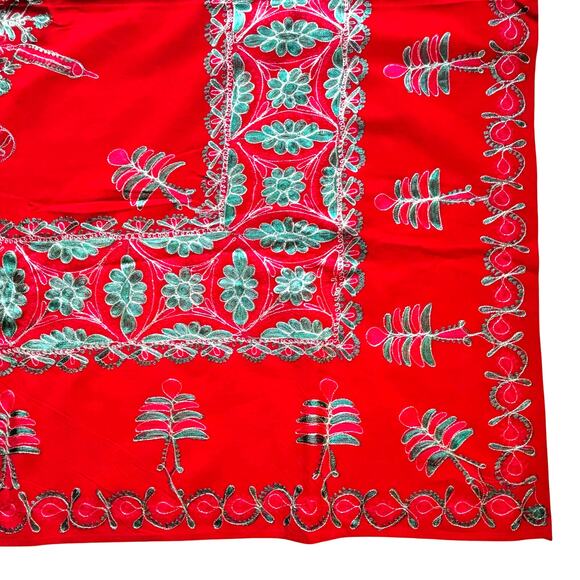 Vintage 1980's Christmas buffet tablecloth red with green & gold embroidery - Picture 8 of 8